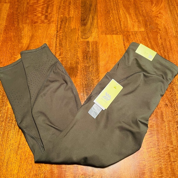 Sculpted Linear Laser Cut High-Waisted 7/8 Legging - Picture 13 of 14